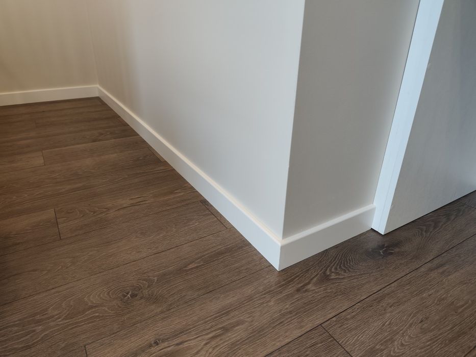 Укладка монтаж ламінату , монтаж плінтуса