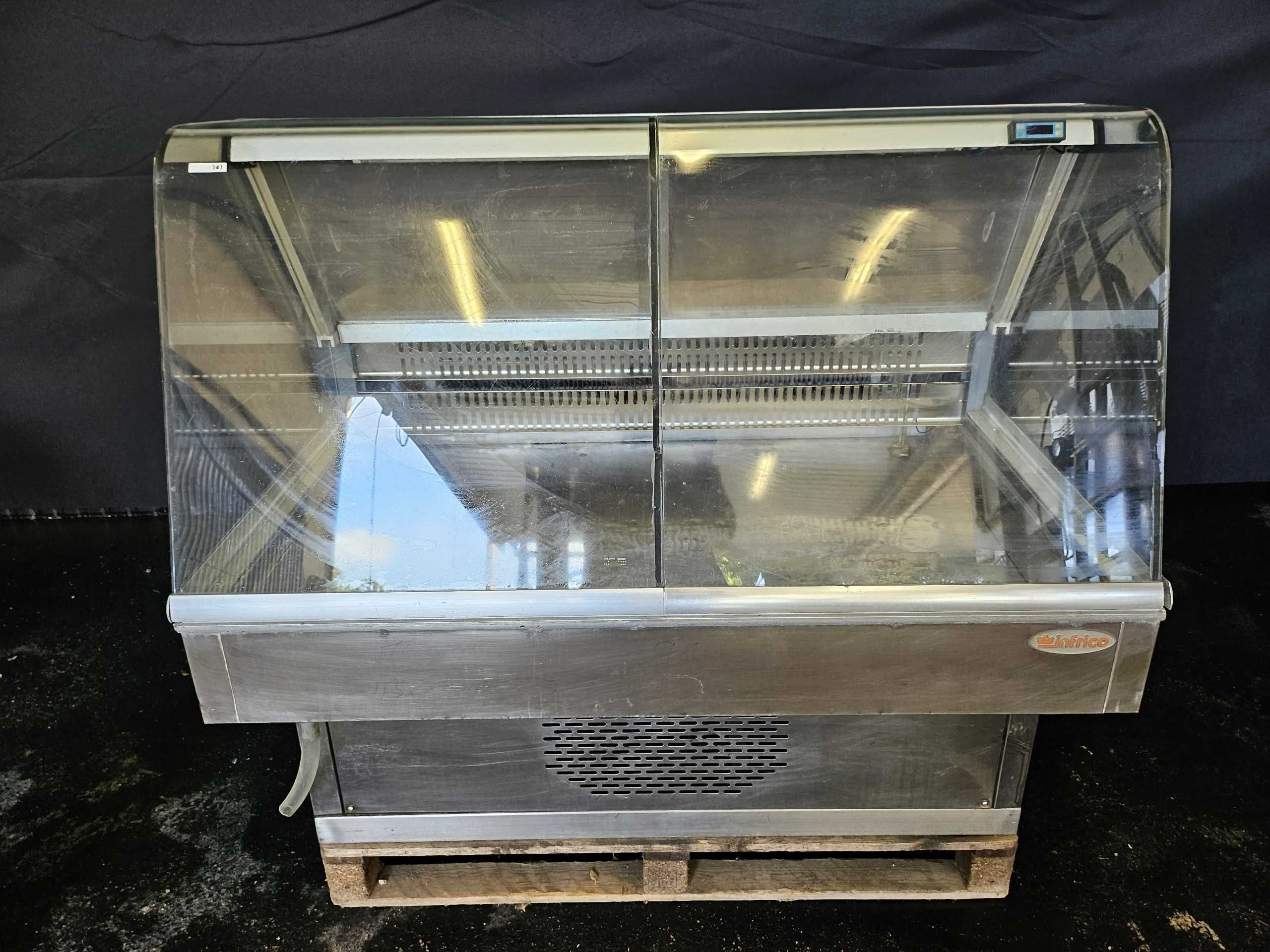 Vitrine com mesa fria para peixe ou carne