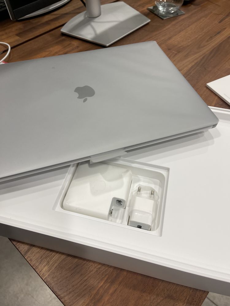 MacBook Pro 15’ 2018 - i7 2.6, 16GB, 512GB