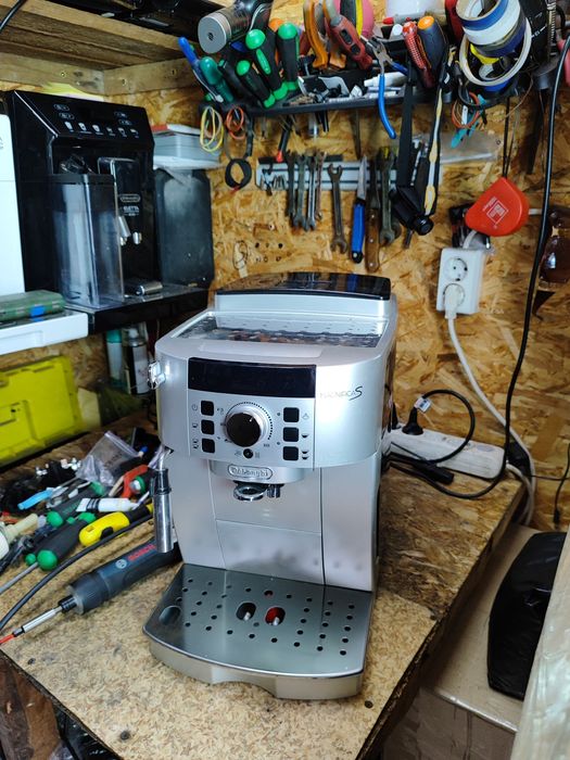 Кофемашина,кофеварка Delonghi Magnifica S ECAM 22.110