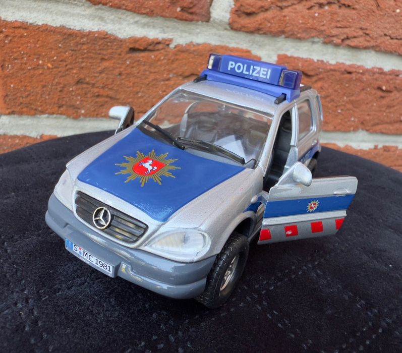 Колекційні моделі мотоцикл та поліцейське авто (Німеччина)