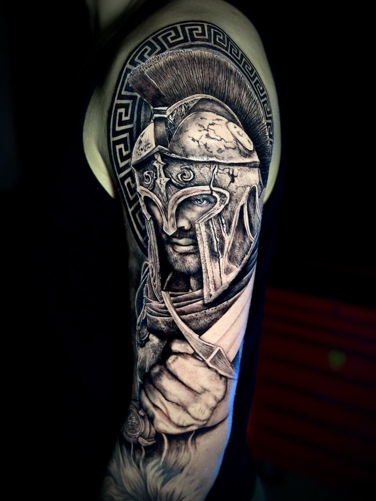 Tatuagem de varios estilos, realismo, preto e branco, colorido.
