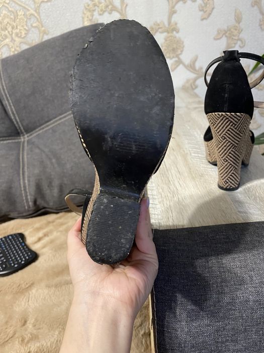 Женские босоножки на танкетке