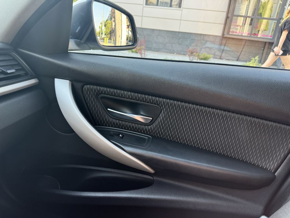 Салон BMW F30 з картами та підігрівом