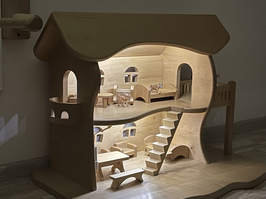 деревʼяний великий ляльковий будинок