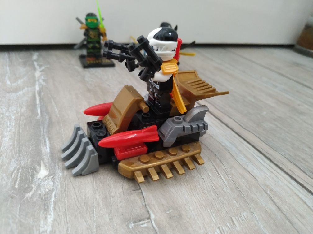 Mix klocków Ninjago.