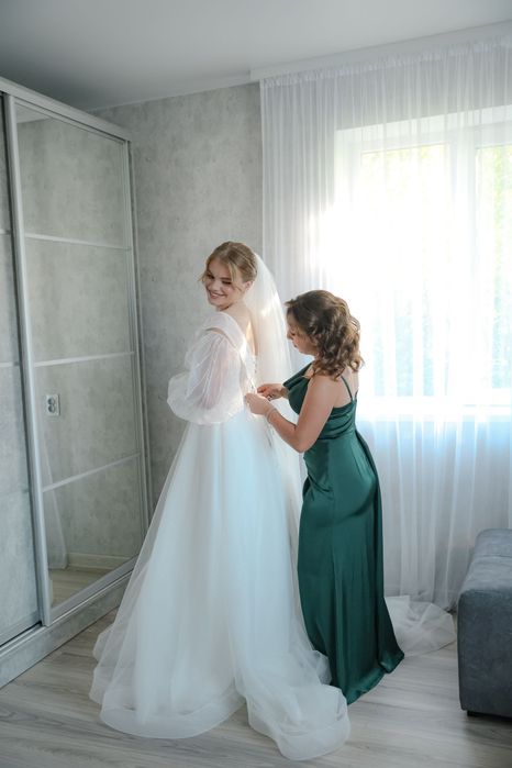 Весільне плаття білого кольору