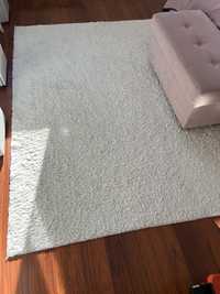 Miękki biały dywan