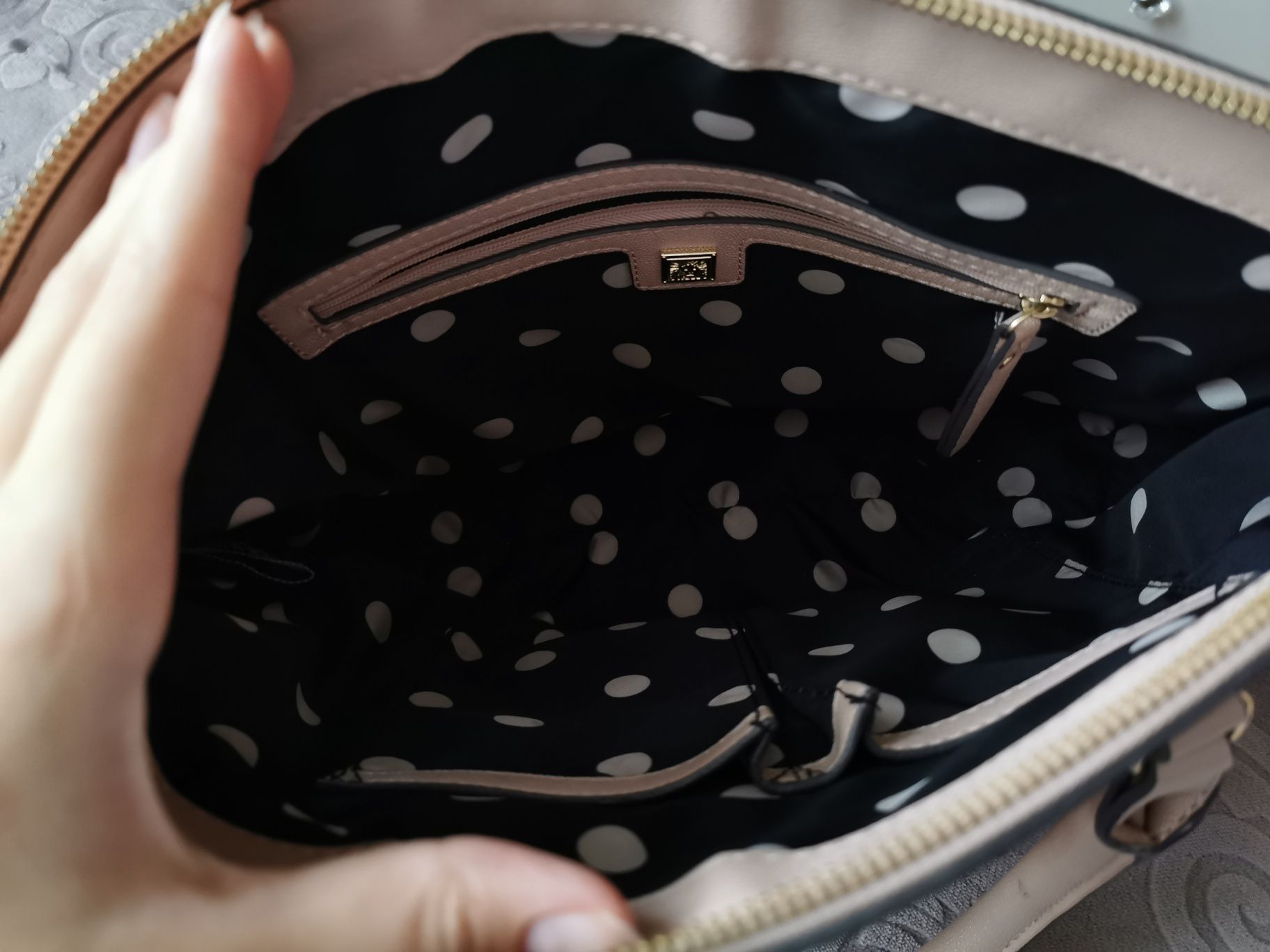 Torebka Anne Klein brzoskwiniowa torba błyszcząca lśniąca kuferek
