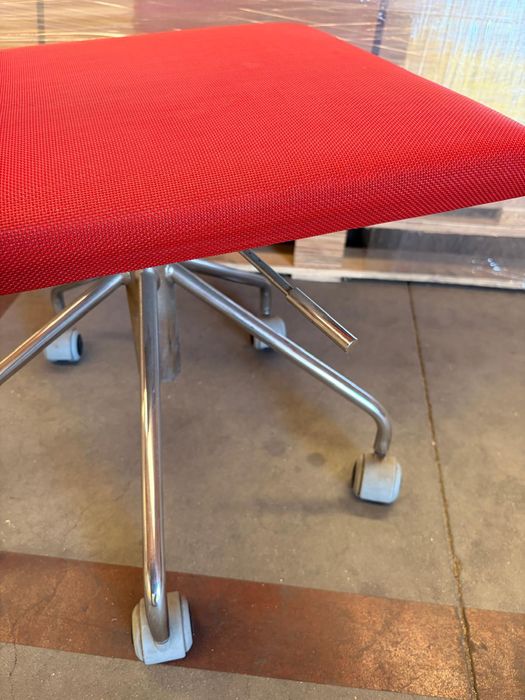 Cadeira rodada vermelha