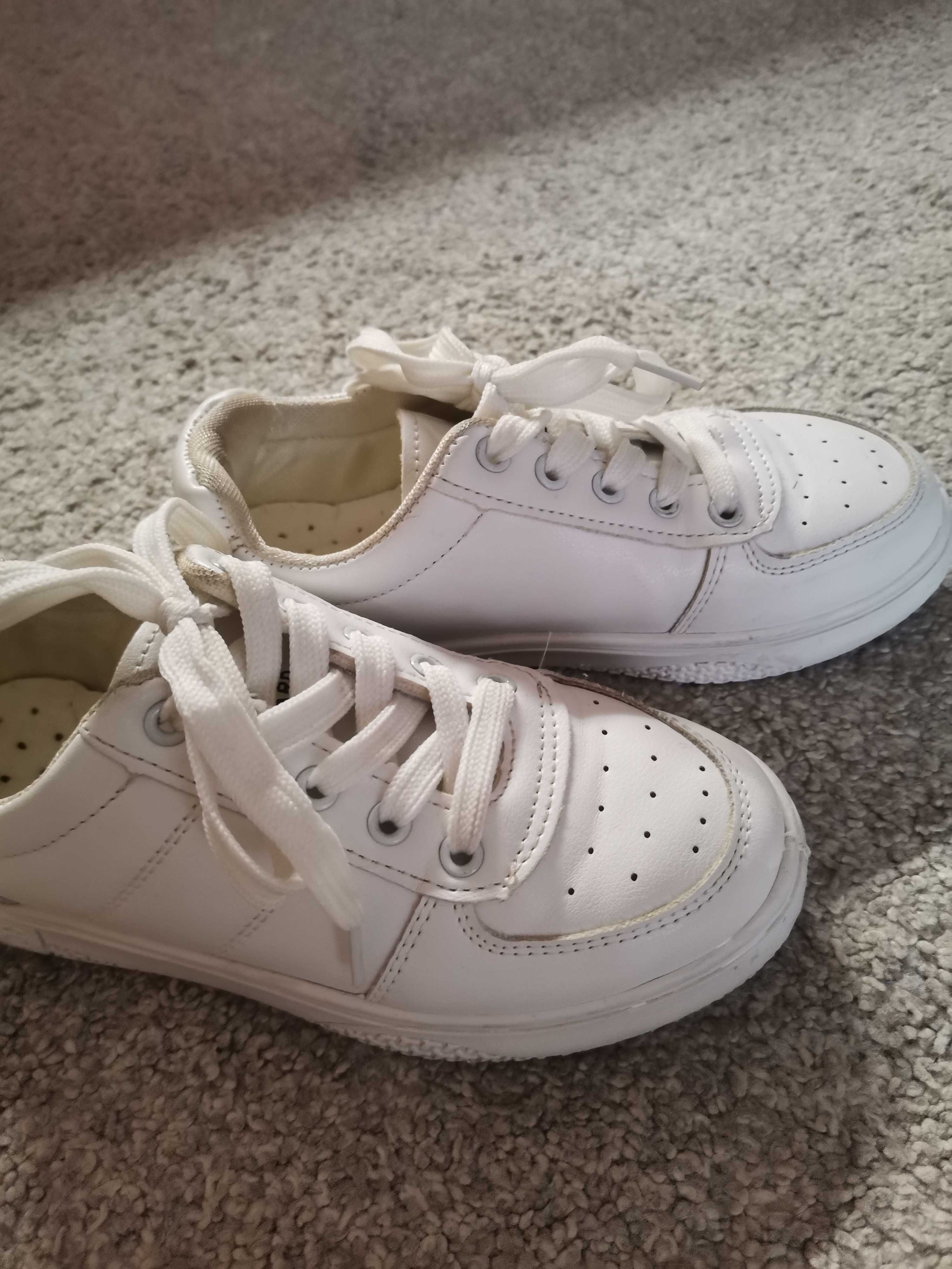 Кросівки білого кольору