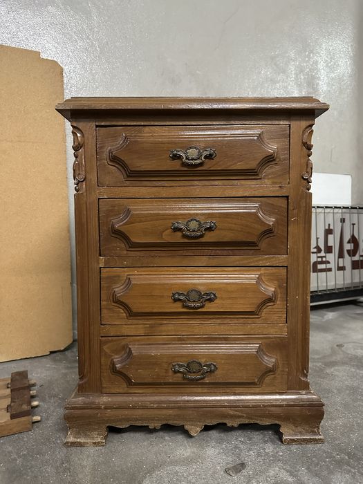 Cama de madeira, colchão e mesinha de cabeceira