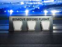 Wieszak na klucze z pasami lotniczymi i napisem REMOVE BEFORE FLIGHT