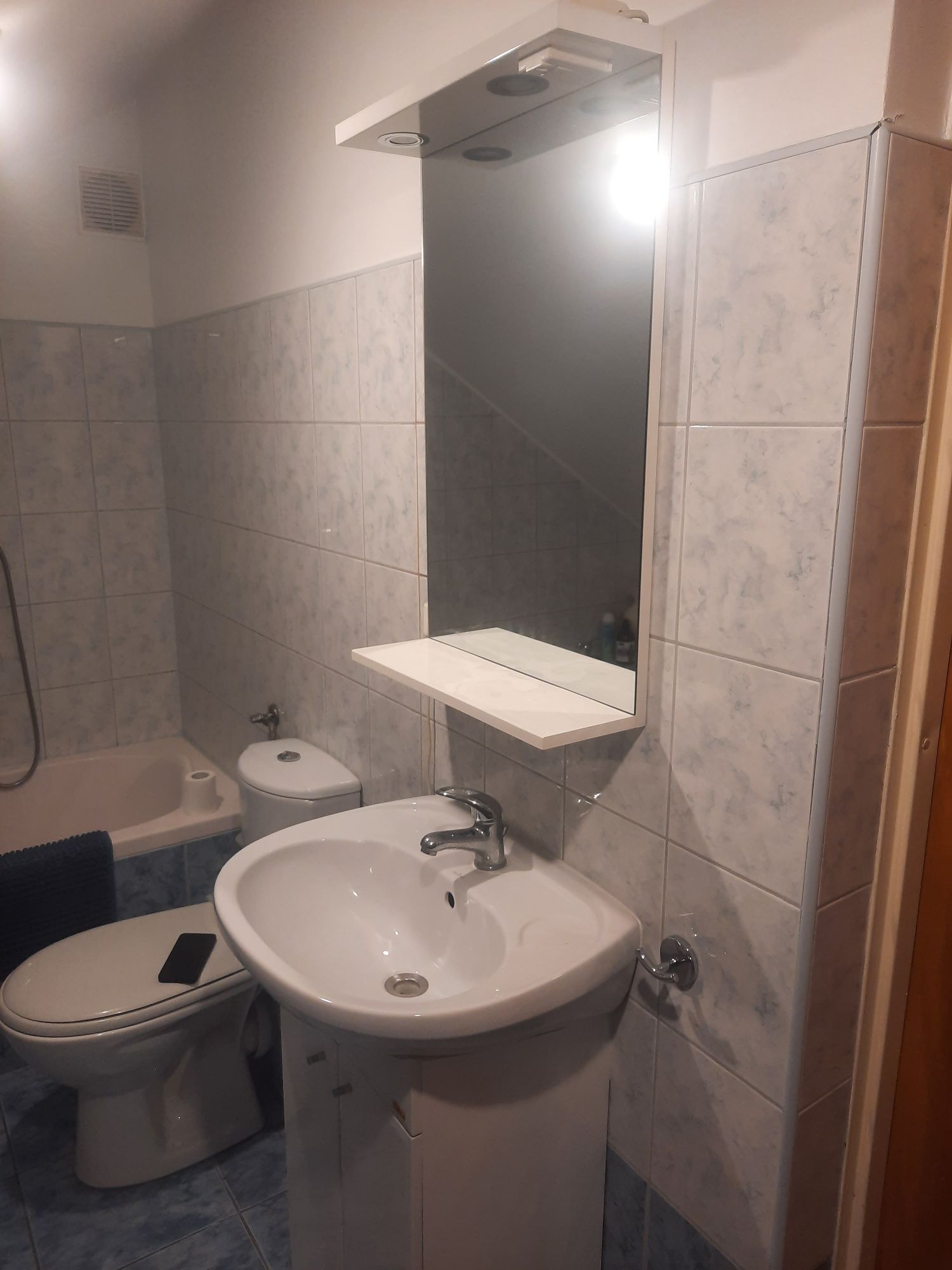 Sprzedam umywalkę z szafką i lustro