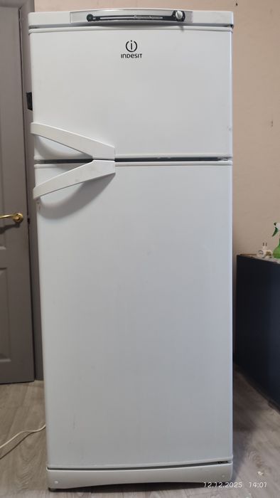Продам двокамерний холодильник INDESIT