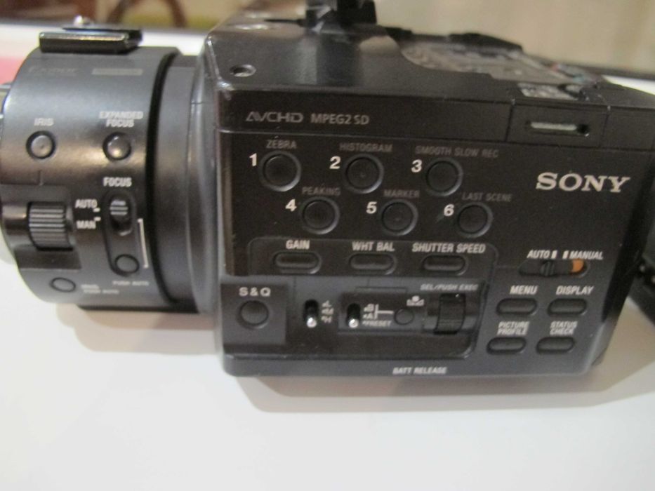 Sony NEX-FS100,  об'єктив Sony 16мм 2.8