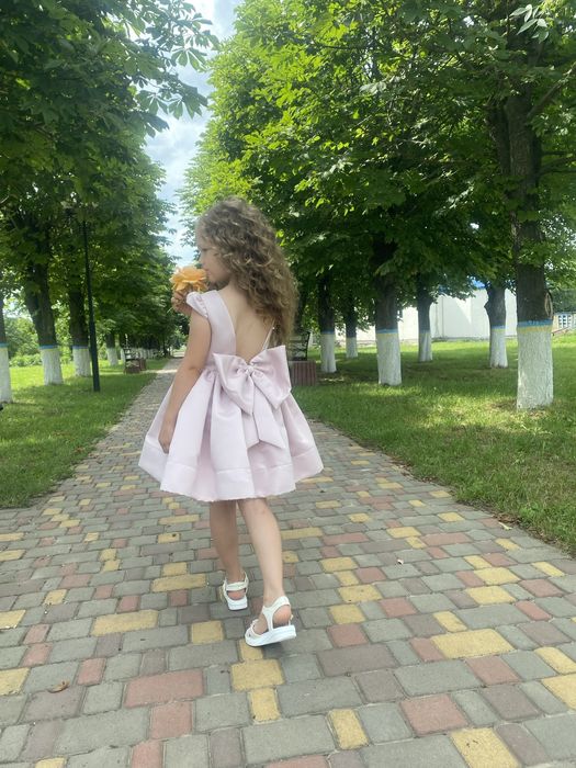 Продам сукню на дівчинку 104-110 роз