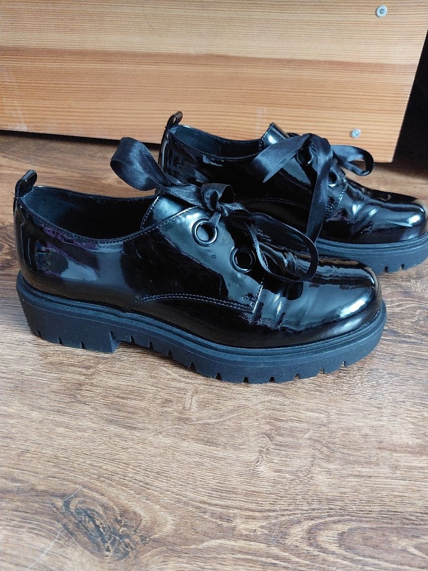 Lakierowane loafersy Reserved 37