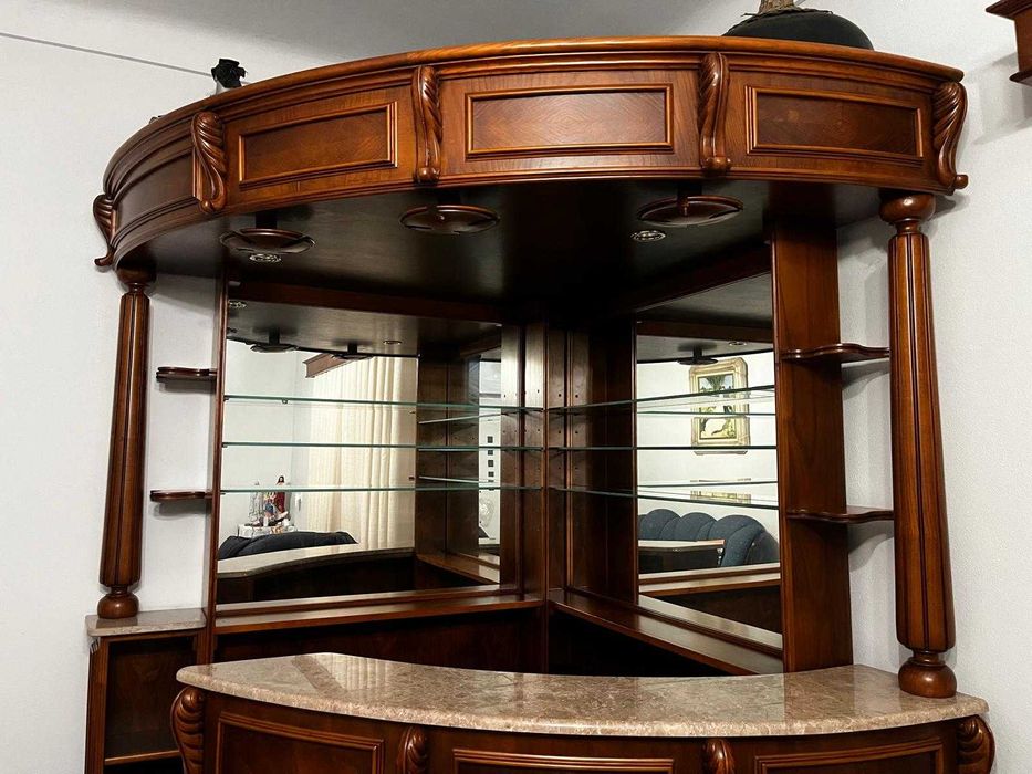 Móvel de Bar em Madeira de Lei – Completo, com Luz e Suporte de Copos