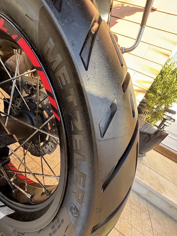 Honda Africa Twin 1100 Dct 2022 muito bem estimada com 2850 em extras