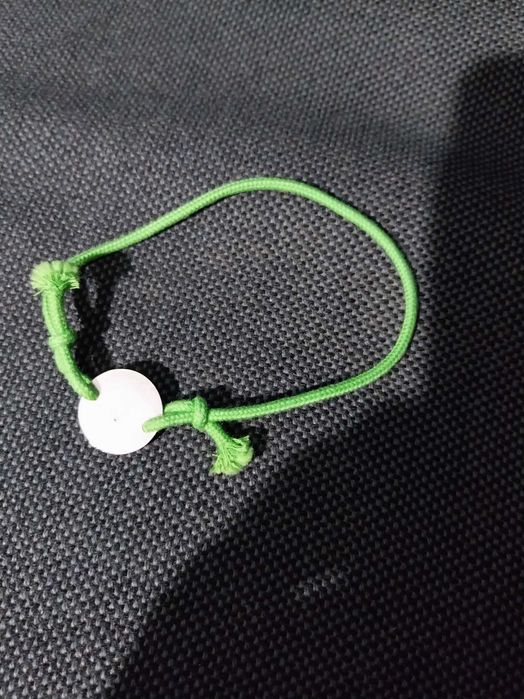 Pulseira de nós, verde, com mensagem “Por um mundo melhor”
