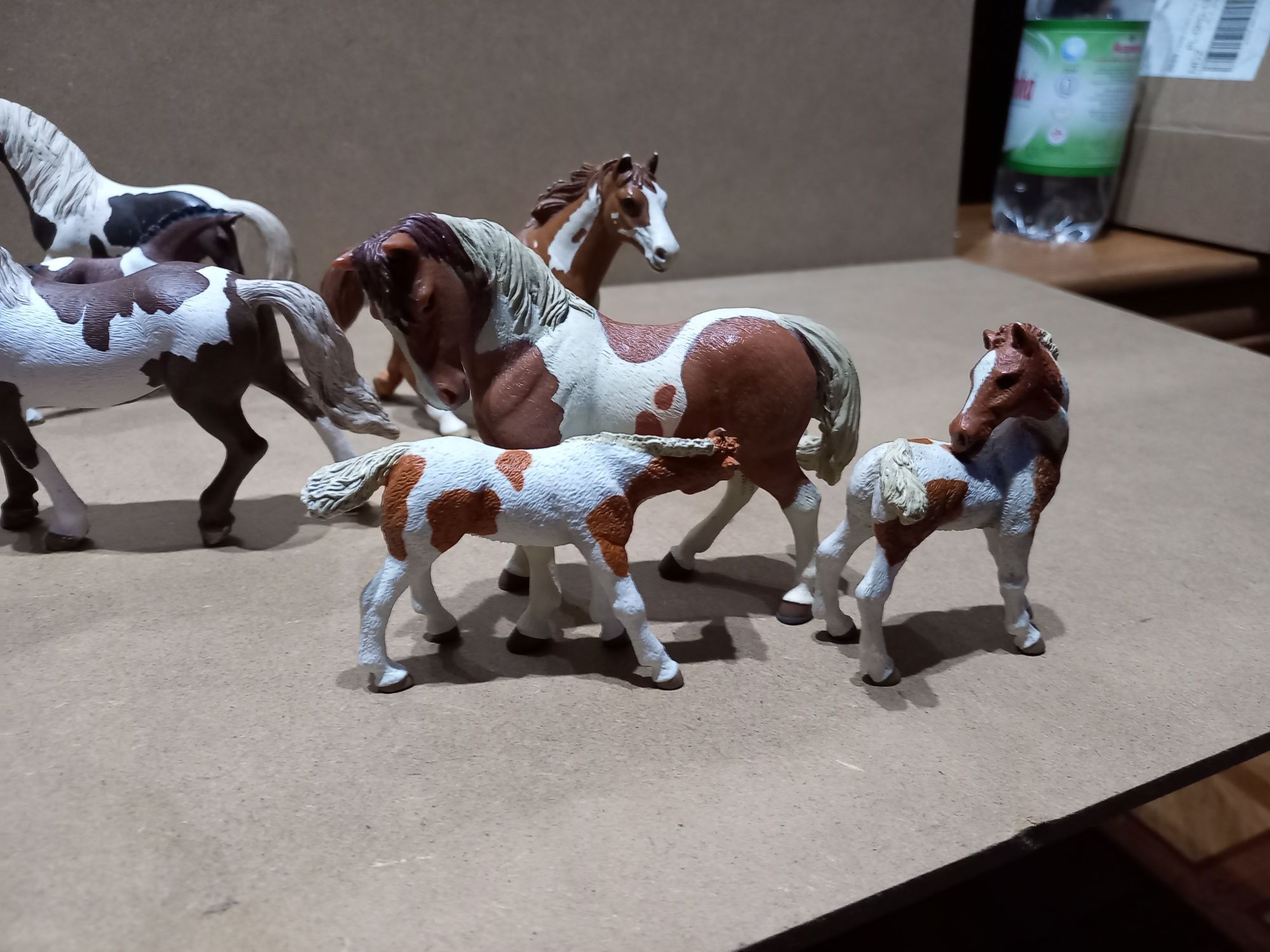 Figurki zwierząt konie