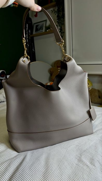 Mala Carolina Herrera - insignia hobo
