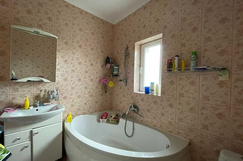 Будинок з жилим ремонтом та ПІДВАЛОМ у Центрі Бучі!  БЕЗ комісії