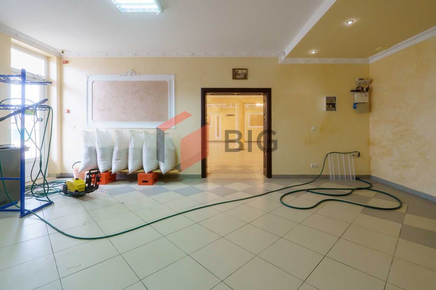 Окрема будівля 449 м2 з ремонтом за вул. Шевченка в с. Братківці