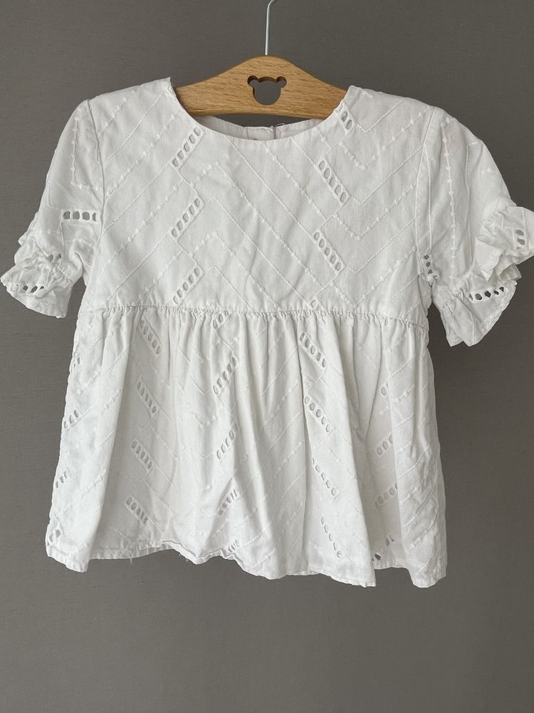 Blusa branca com bordado inglês