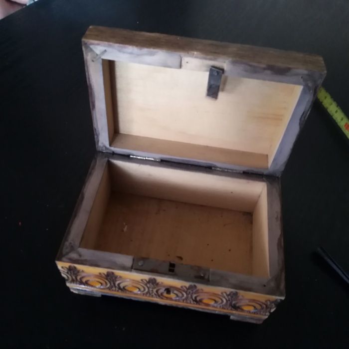 stara skrzynka szkatułka drewniana na kluczyk