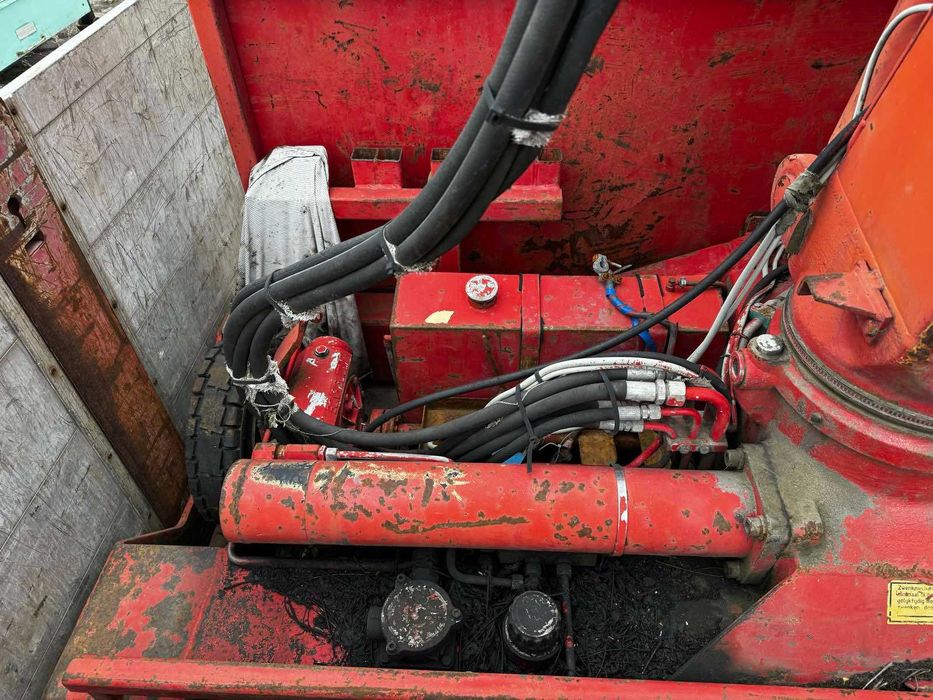 Полуприцеп с манипулятором