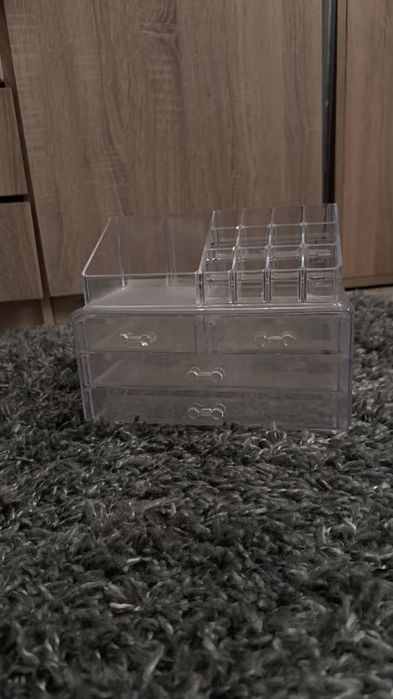 Przeźroczysta toaletka