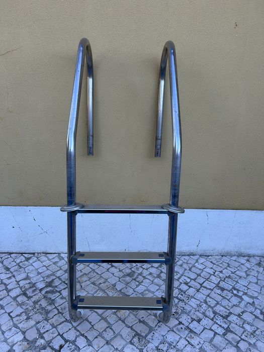 Escada de piscina