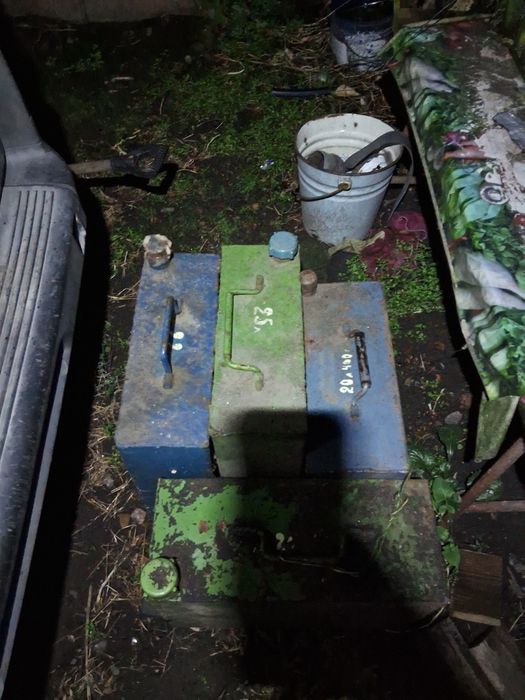 Продам каністри 4шт., металеві і одна з нержавіючої сталі.