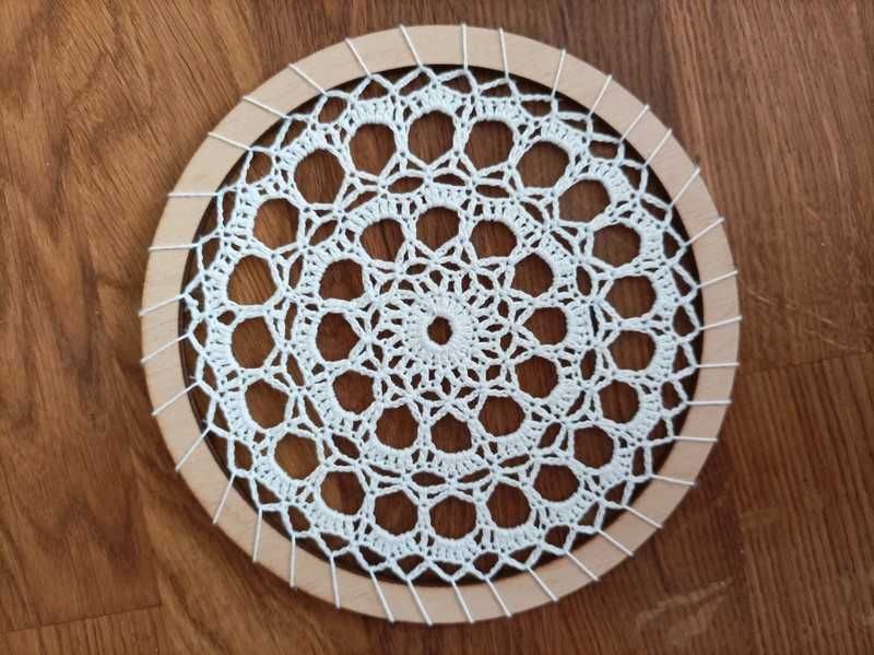 Mała rozetka szydełkowa 15cm