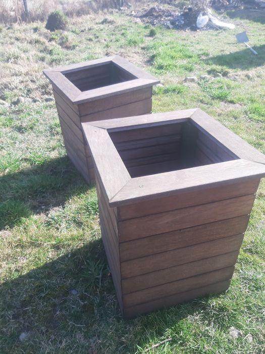 Клумби до квітів і зелених дерев