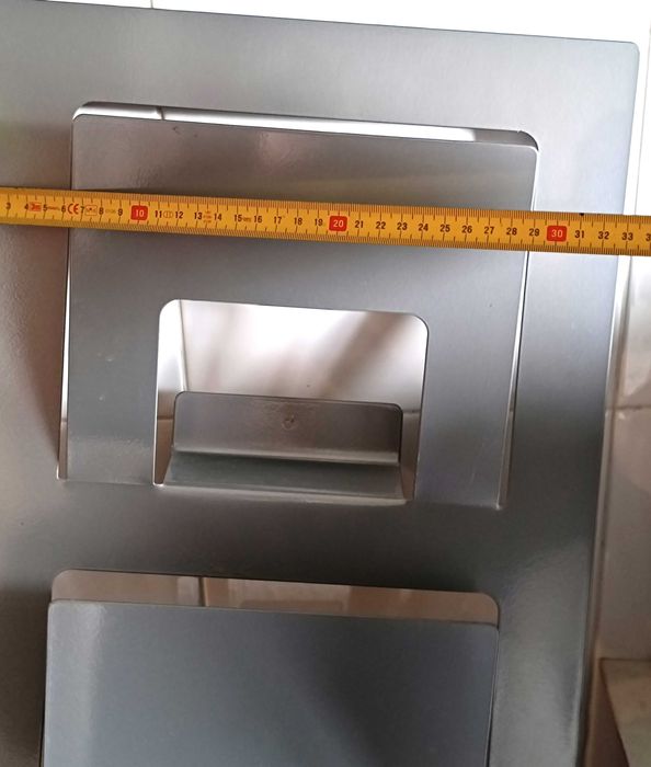 Suporte IKEA cinzento metálico para revistas e livros