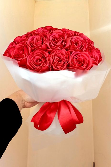 Букети з атласних троянд