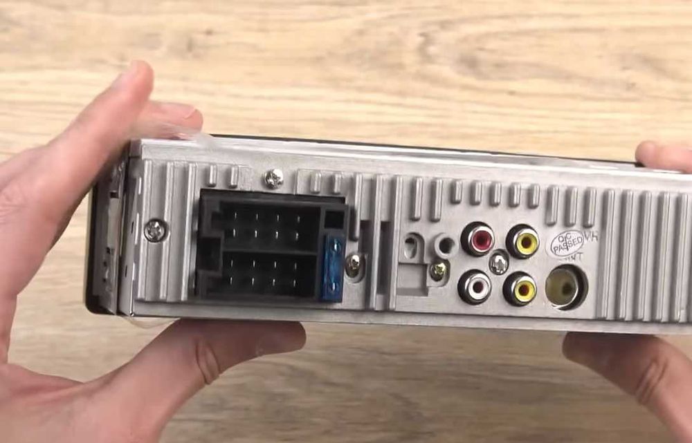 Автомагніитола з дисплеєм bluetooth usb вхід для камери заднього виду