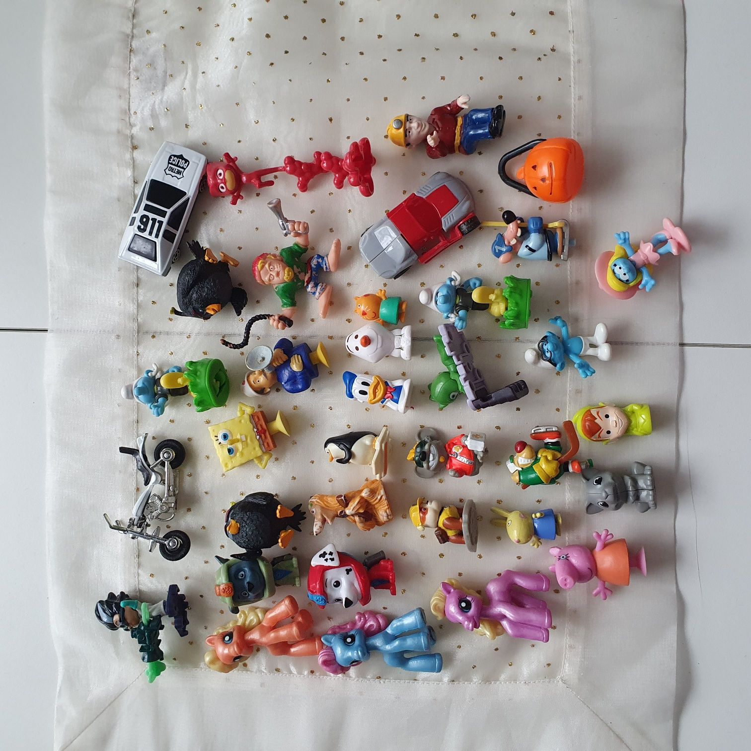 Figurki zabawki dla dzieci z bajek smerfy pony itd