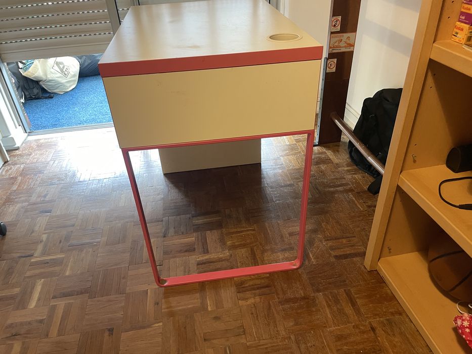 Mesa de Secretária Branca e Rosa
