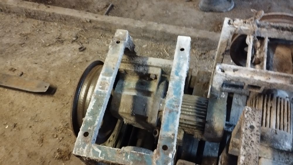 Wyciąg linowy obornika, przekładnia, reduktor 4 sztuki