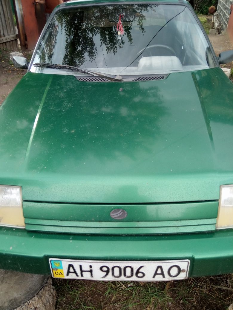 Автомобиль на полном ходу
