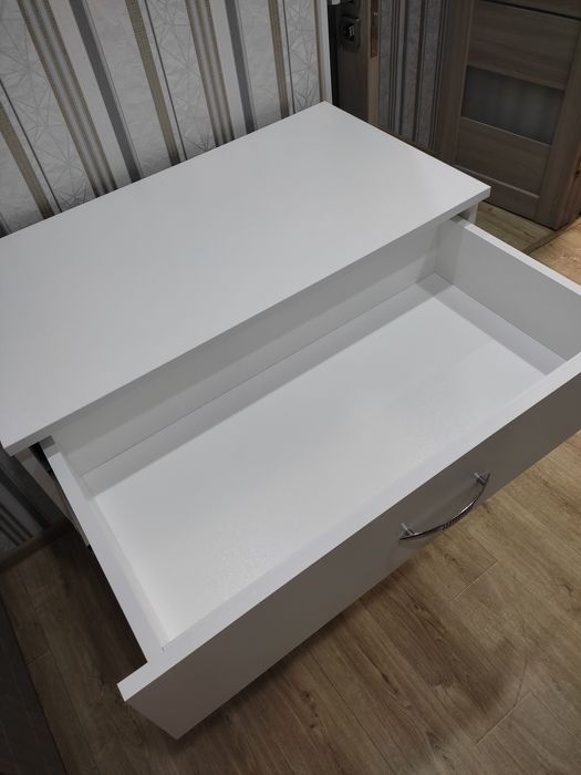 Комод білого кольору