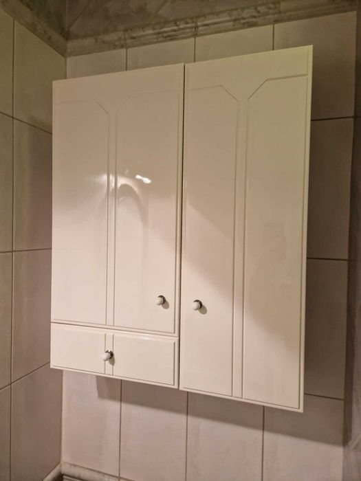 Biała szafka łazienkowa wisząca