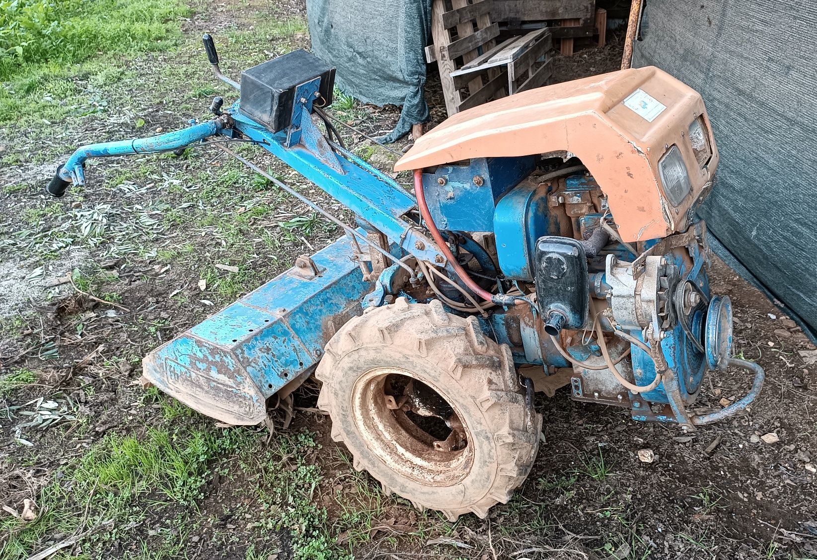 Motocultivador lombardini com alfaias agrícolas e reboque atração às 4