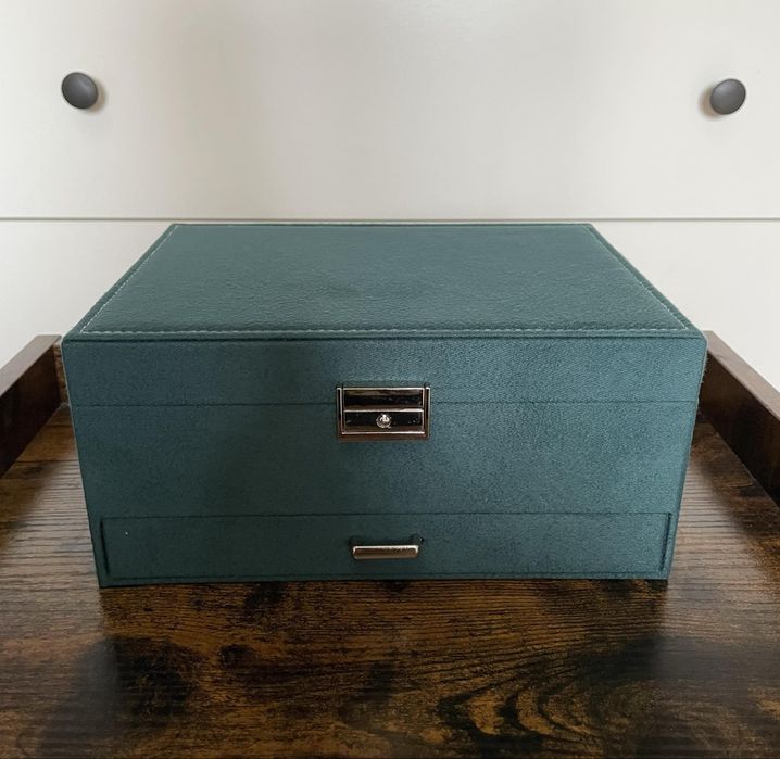 Elegancki zielony kuferek na biżuterię z zamknięciem na klucz