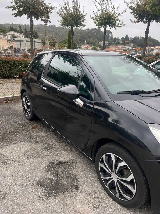 Carro DS3 de 2011 em bom estado