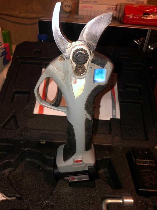 Vendo Tesoura Elétrica